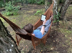 Który model Kindle wybrać w 2025? Porównanie czytników e-booków od Amazonu