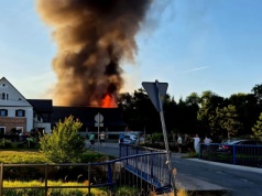 Pożar w Ożarach – mężczyzna ranny podczas akcji gaśniczej