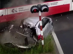 81-latek staranował rogatki, pociąg zmiażdżył jego auto. PKP pokazało nagranie