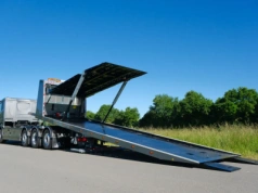 Solówka do przewozu nawet czterech samochód, z olbrzymią płytą hydrauliczną