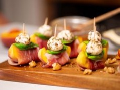 Na wykałaczki nabijam kulki, owoce i szynkę. Zapomnisz o koreczkach z kabanosów