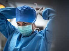 "Czy skalpel jest przedłużeniem penisa?" Burza wokół panelu o kobietach-chirurgach na Kongresie Chirurgów