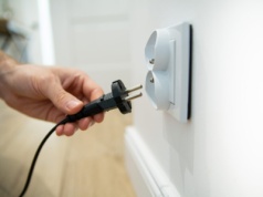 3 urządzenia, które według ekspertów powinieneś odłączyć od zasilania przed wyjściem z domu