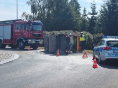 Walec drogowy spadł z platformy (ZDJĘCIA)