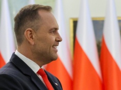 Prezydent Karol Nawrocki przekazuje flagę Polski uczestnikom Marszu Dla Życia i Rodziny w Krakowie