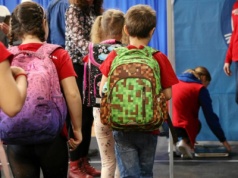 Pediatra wylicza, co jest ważne przy zakupie plecaka dla dziecka. 4 punkty obowiązkowe