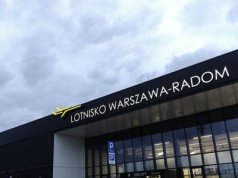 Katastrofa myśliwca F-16. Co z lotami z Radomia? Jest komentarz PLL LOT