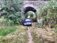 Porzucone? Kradzione? Wrak pod wiaduktem [FOTO]