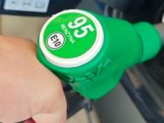 Warto zatankować samochód w weekend. Oto powód