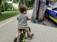 4-latek jechał sam na rowerku. Oddalił się od domu o cały kilometr