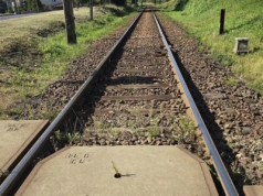 Stał za szlabanem na przejeździe kolejowym. Chciał zatrzymać pociąg i dojechać do Katowic
