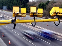 Przejeżdżający przez Warszawę drżą przed mandatami. Myśleli, że jadą przepisowo, grozi im co najmniej 1500 zł