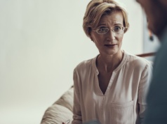 Etykietujemy innych jako "narcyzów" lub "toksyków". Przestajemy widzieć w nich osoby