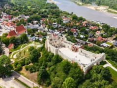 Zabytkowa perełka Lubelszczyzny nad Wisłą. Jest też krainą miliona róż