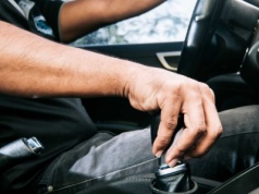 Kierowcy wykonują ruch stopą i ręką. Potem płacą więcej na stacji