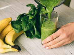 Pyszne domowe smoothie na bazie szpinaku i świeżych owoców. Przepis na zdrowe drugie śniadanie