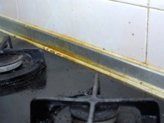 Klejące plamy z tłuszczu zmyjesz olejem. Ten produkt to zbawienie w kuchni