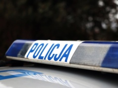 Chciał upozorować wypadek. Skatował ofiarę kijem i... położył się obok