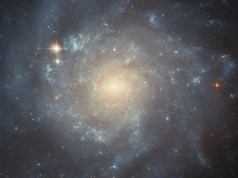 Astronomowie uchwycili podobną do Drogi Mlecznej galaktykę spiralną w gwiazdozbiorze Panny