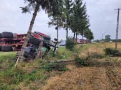 Przewrócony ciągnik rolniczy z przyczepą na DW182