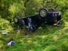 Wypadek na DK27. Osobówka dachowała i uderzyła w drzewo (ZDJĘCIA)