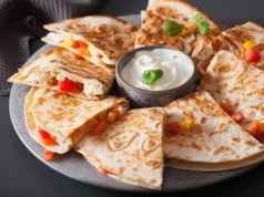 Znudziły ci się schabowe? Zrób quesadillę, bliscy będą zachwyceni. Wbrew pozorom przepis jest prosty