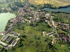 Urokliwe miasteczko między dwoma jeziorami. Łączy je podziemny tunel