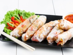 Prosty przepis na spring rollsy z kurczakiem, warzywami i słodko-kwaśnym sosem. Idealne do lunchboxa