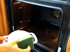 Ta substancja wyczyści mocno zabrudzony piekarnik. Będzie jak nowy