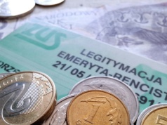 Emerytury groszowe drenują budżet. Ministerstwo planuje rewolucję