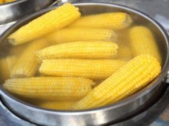 Przetestowała 6 sposób na zrobienie kukurydzy. Werdykt najlepszego zaskakuje