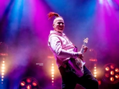 Luxon, gitarzysta Skolima z odważnym tatuażem na głowie!