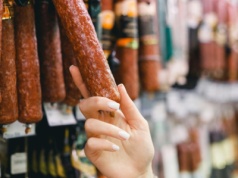 Skażona kiełbasa wycofana z rynku. Ryzyko groźnej infekcji