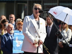 Skandal na obchodach. Krzywonos o prezesie PiS: Kurdupel