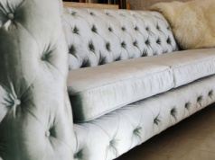 Welurowe czy sztruksowe? Porównanie tkanin tapicerskich w narożnikach