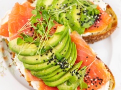 Grzanki z awokado i łososiem