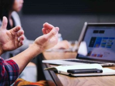 Kanapka to błąd w zarządzaniu. Eksperci radzą, jak krytykować