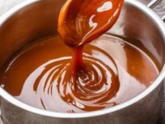 Wlewam na patelnię i gotuję. Karmel lepszy niż we francuskich cukierniach
