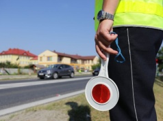 Policjanci pomagają dzieciom bezpiecznie dotrzeć do szkoły