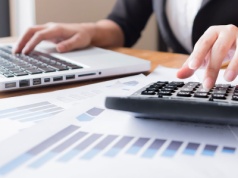 Przedsiębiorcy mają czas do lutego 2026 r. Fiskus zmusza firmy do zmian