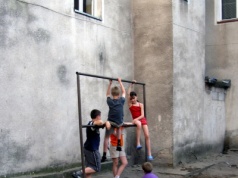 To cud, że żyjemy. Tak "bawiliśmy się" na podwórku po szkole w latach 90.