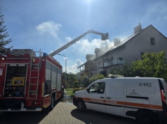 Straż ustaliła możliwą przyczynę pożaru dachu domu w Janikowie. Ogień gasiło 42 strażaków