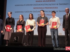 Prymusi z nagrodami starosty świdnickiego. Wyróżniono aż 250 uczniów [FOTO]