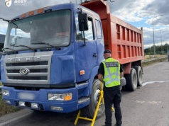 Egzotyczny widok z 15-tonowym przeładowaniem – wywrotka marki CAMC pod Lwowem