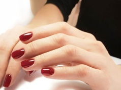 Ten kolor paznokci nosiły królowe. Jesienią znów bije rekordy popularności