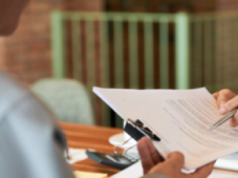 Umowa na usługę – co powinna zawierać, aby chronić obie strony?