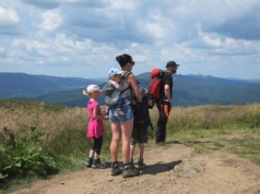 Wakacje 2025 w Polsce. Mniej pobytów nad morzem i rekordowy sezon w górach