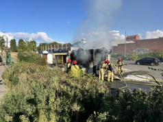 Pożar opuszczonego kiosku na dawnym targowisku. Kontener całkowicie spłonął