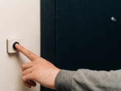 Tragiczny finał zabawy w „zadzwoń i uciekaj”. Zmarł 11-latek postrzelony w plecy