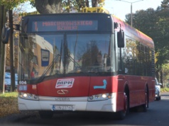 Podróżowanie po Inowrocławiu ma być wygodniejsze. Trwa wymiana wiat przystankowych [lista]